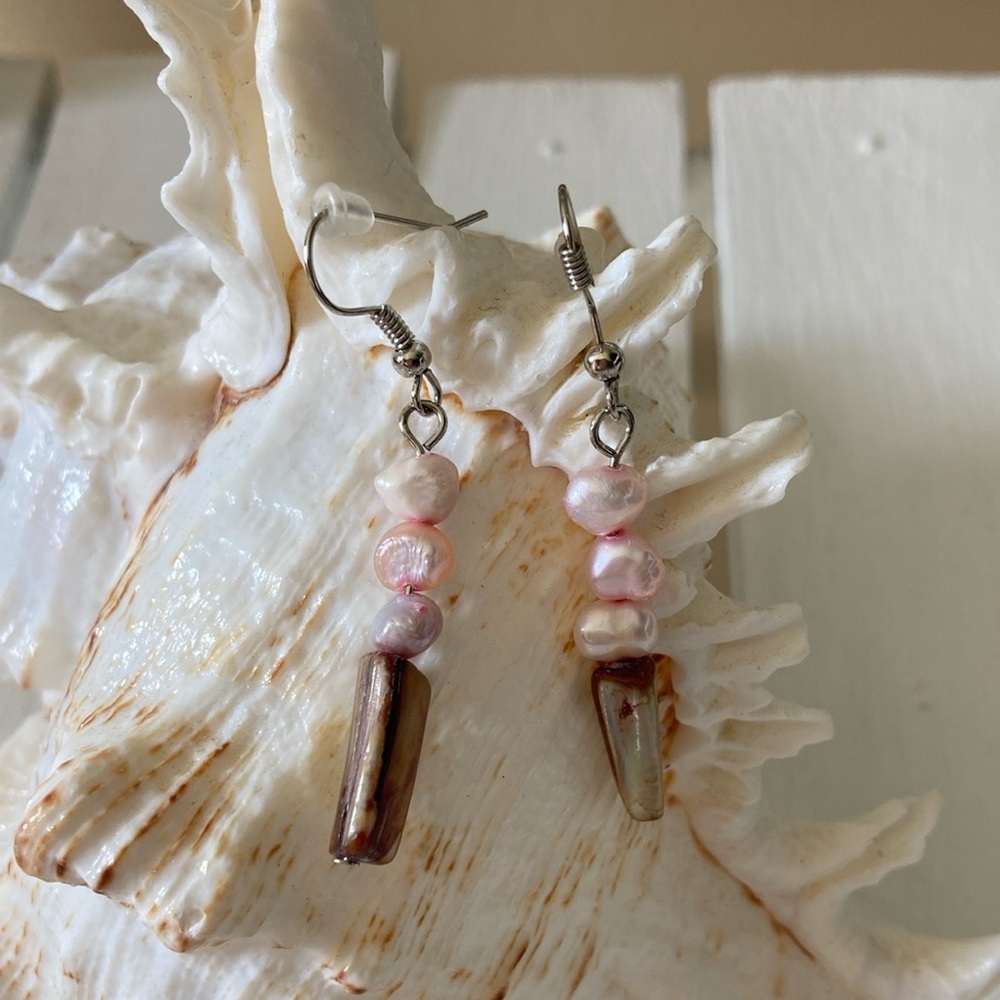 Pink Beaded Dangle Drop Earrings Pierced NWT with white jewelry pouch